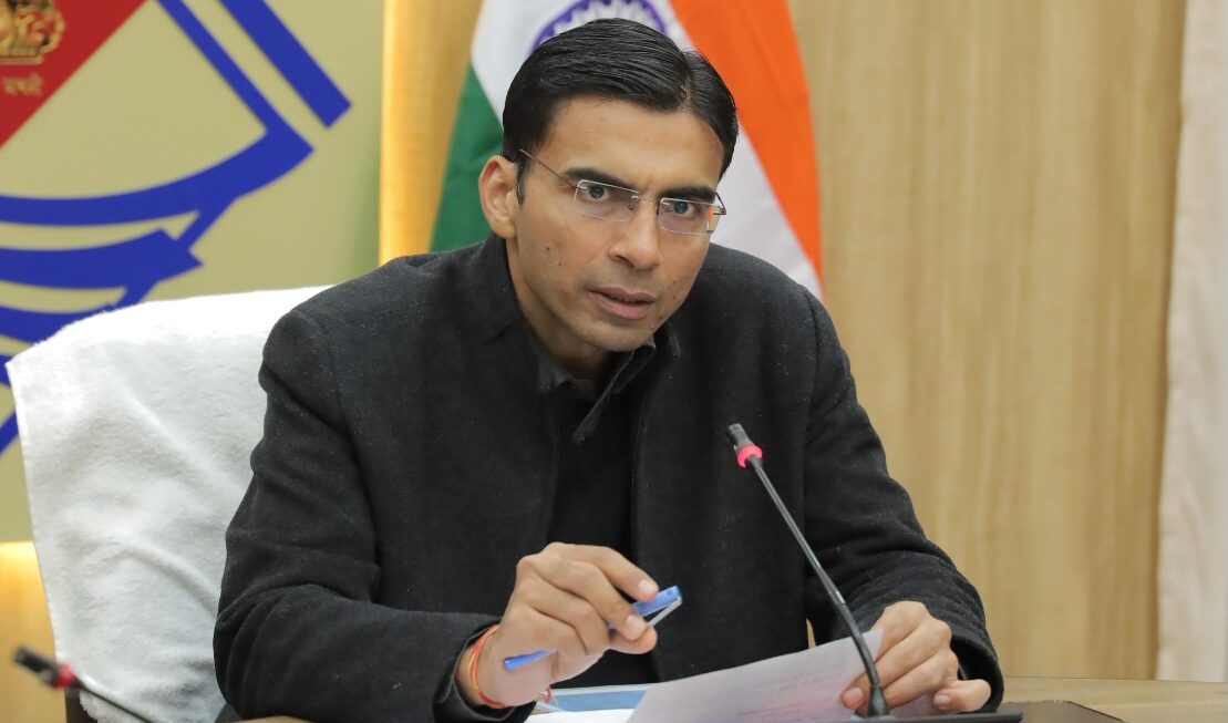 सीएम हेल्पलाइन मामलों में लापरवाही बर्दाश्त नहीं, डीएम सविन बंसल।