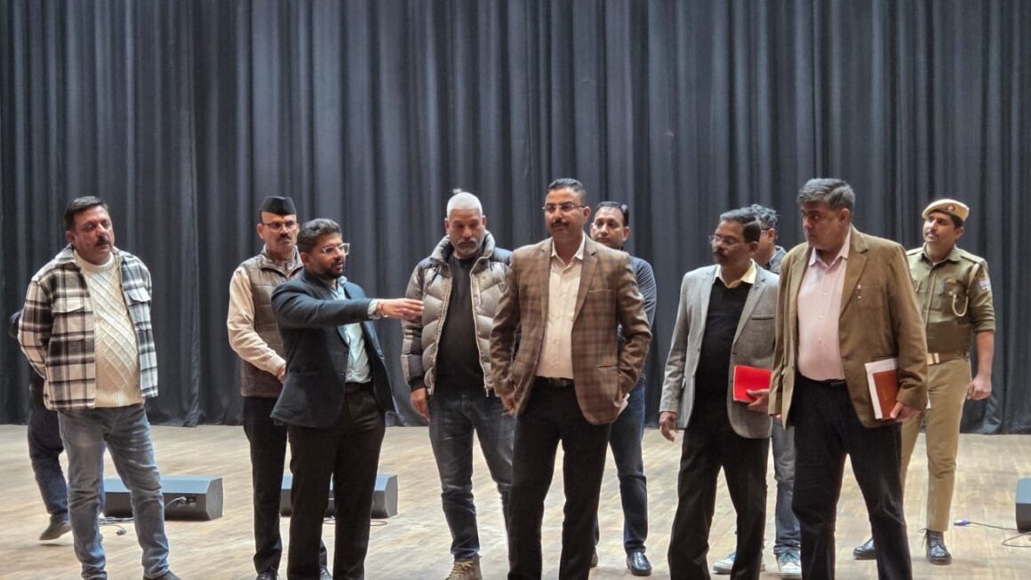 यूसीसी दिवस के राज्य स्तरीय आयोजन को लेकर तैयारियां तेज, सीडीओ ने किया कार्यक्रम स्थल का निरीक्षण।