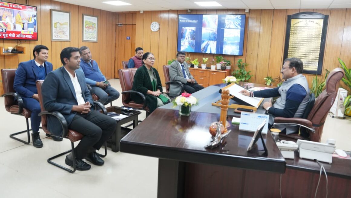 मुख्य सचिव आनन्द बर्द्धन ने, उत्तर रेलवे प्रबन्धक विनीता श्रीवास्तव के साथ की बैठक, उत्तर रेलवे परियोजनाओं के सम्बन्ध में विस्तार से हुई चर्चा। 