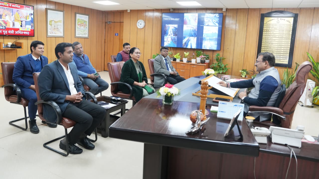 मुख्य सचिव आनन्द बर्द्धन ने, उत्तर रेलवे प्रबन्धक विनीता श्रीवास्तव के साथ की बैठक, उत्तर रेलवे परियोजनाओं के सम्बन्ध में विस्तार से हुई चर्चा। 