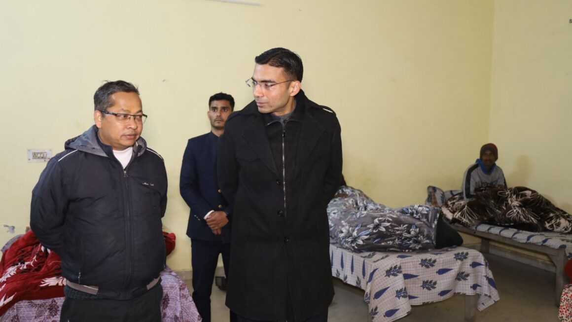 डीएम बसंल ने शीतलहरी रात्रि में, अचानक शहर के चौक-चौराहों पर पंहुच कर देखी, रेनबसेरों व अलाव की व्यवस्था।