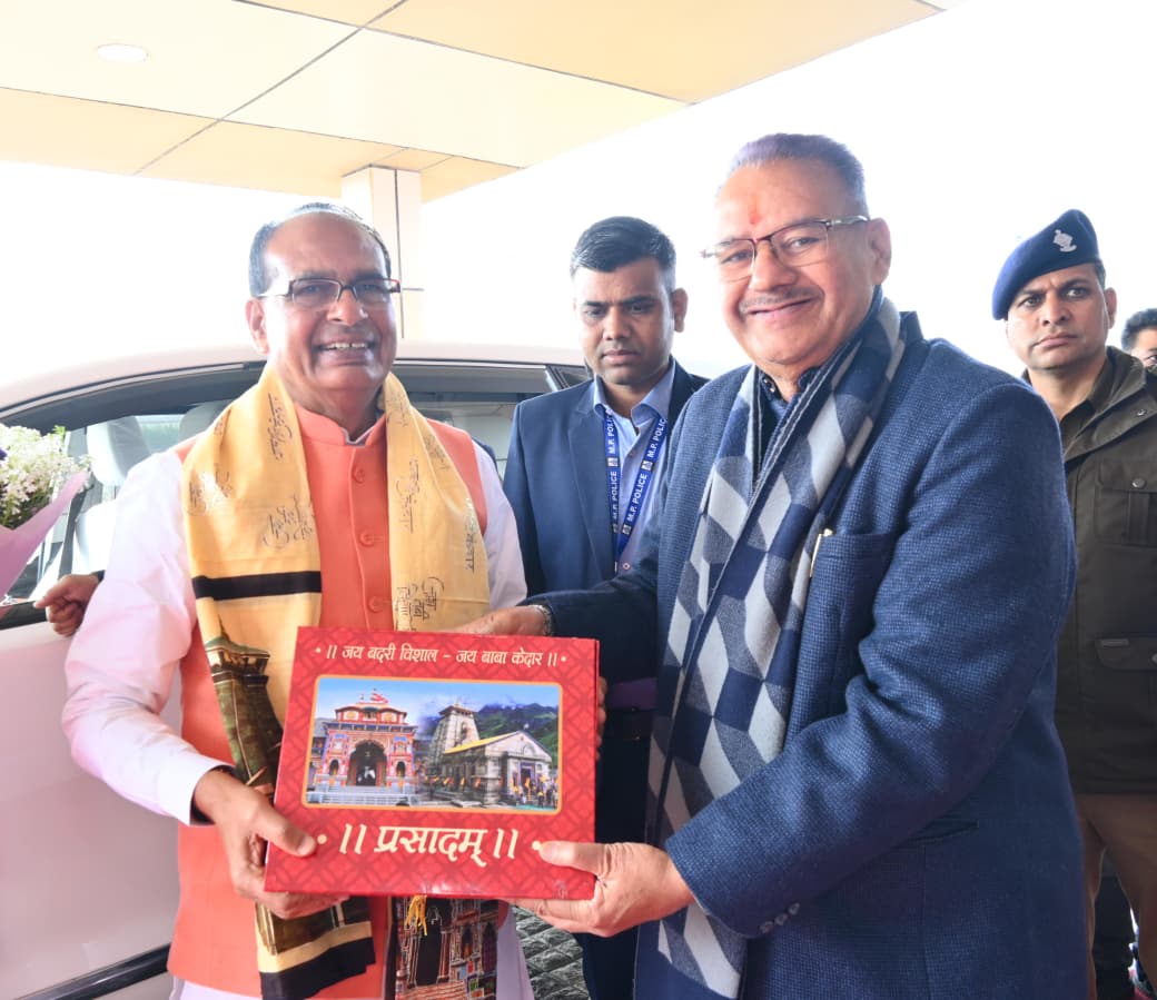 जॉलीग्रांट एयर पोर्ट पर केंद्रीय कृषि मंत्री शिवराज सिंह चौहान का, उत्तराखण्ड आगमन पर किया स्वागत एवं अभिनंदन, कृषि मंत्री गणेश जोशी।