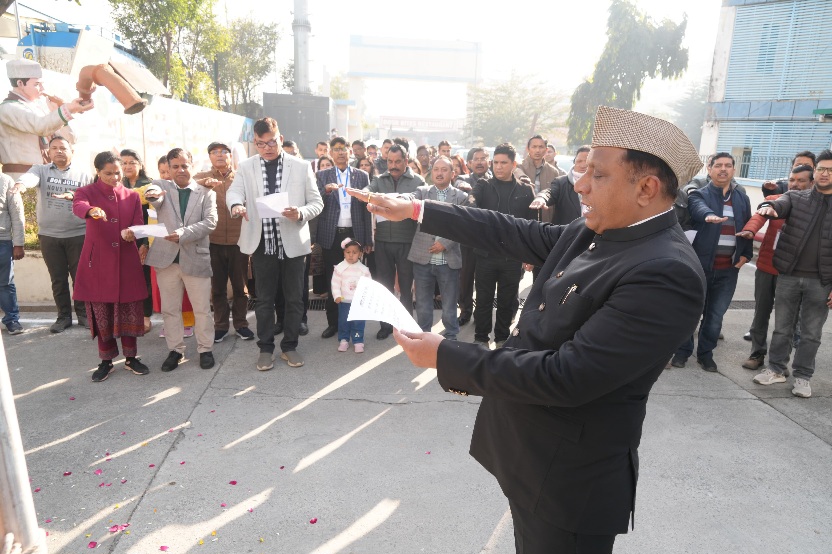 सूचना महानिदेशक ने सूचना भवन में किया ध्वजारोहण, अधिकारियों-कर्मचारियों को दिलाई संविधान की शपथ।