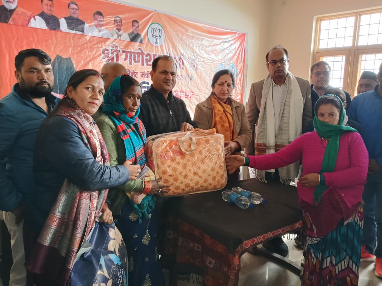 सेवा सप्ताह के अंतर्गत कंबल वितरण कार्यक्रम में, ग्रामीणों ने जताया कैबिनेट मंत्री गणेश जोशी का आभार।