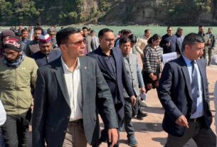 गंगा की पवित्रता से समझौता नहीं, डीएम सविन बंसल ने चन्द्रेश्वर नाला क्षेत्र का किया स्थलीय निरीक्षण।