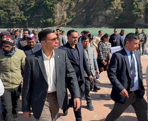 गंगा की पवित्रता से समझौता नहीं, डीएम सविन बंसल ने चन्द्रेश्वर नाला क्षेत्र का किया स्थलीय निरीक्षण।