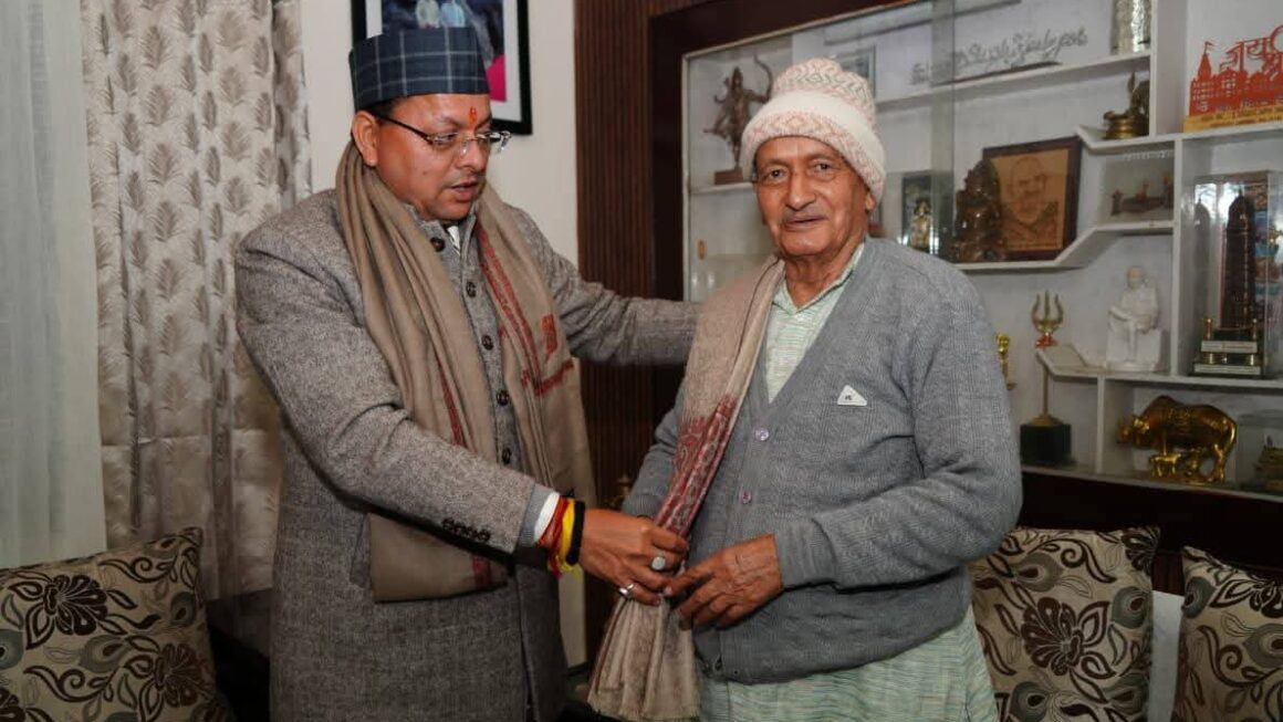 सीएम पुष्कर धामी ने पद्म भूषण सम्मान हेतु चयनित होने पर, भगत सिंह कोश्यारी को उनके आवास पर पहुंच कर दी बधाई।