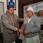 सीएम पुष्कर धामी ने पद्म भूषण सम्मान हेतु चयनित होने पर, भगत सिंह कोश्यारी को उनके आवास पर पहुंच कर दी बधाई।