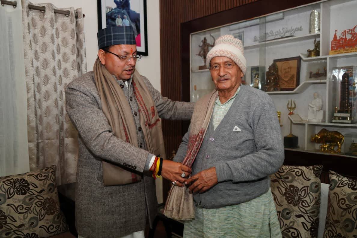 सीएम पुष्कर धामी ने पद्म भूषण सम्मान हेतु चयनित होने पर, भगत सिंह कोश्यारी को उनके आवास पर पहुंच कर दी बधाई।