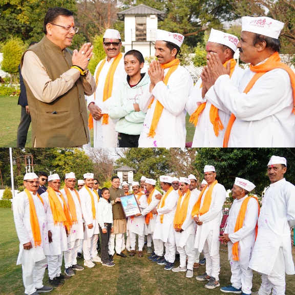 मुख्यमंत्री पुष्कर सिंह धामी को, चम्पावत से आए होल्यारों ने दी होली की शुभकामनाएं। 
