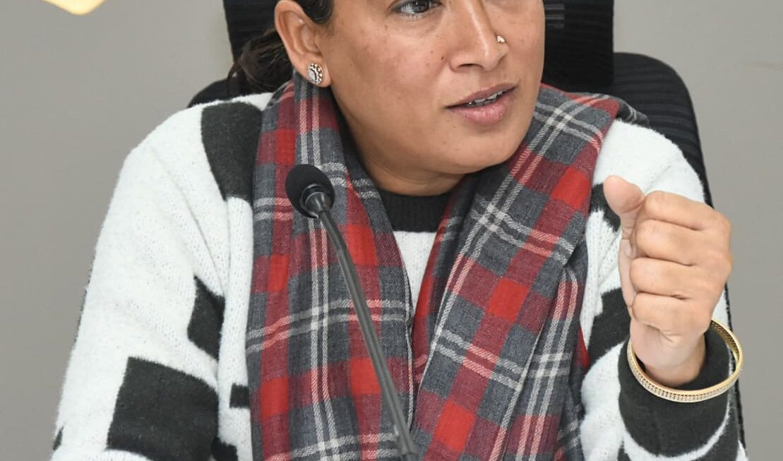 योजनाओं के क्रियान्वयन में लाएं तेजी, रेखा आर्या।