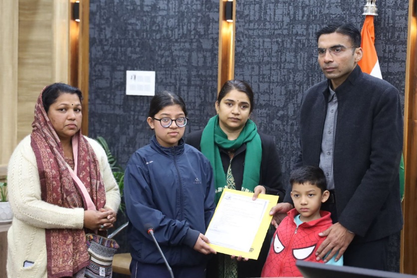 मुख्यमंत्री के निर्देश पर जिला प्रशासन ने, विधवा शांति राणा की 8वीं में पढ रही बेटी की, कक्षा 12 तक की एकमुश्त 1.62 लाख फीस कराई स्कूल प्रबन्धन के खाते में जमा।  