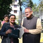 कृषि मंत्री गणेश जोशी से, हाउस ऑफ़ स्वाशा की सह-संस्थापक ने की भेंट, बांस से निर्मित परिधान किए भेंट।