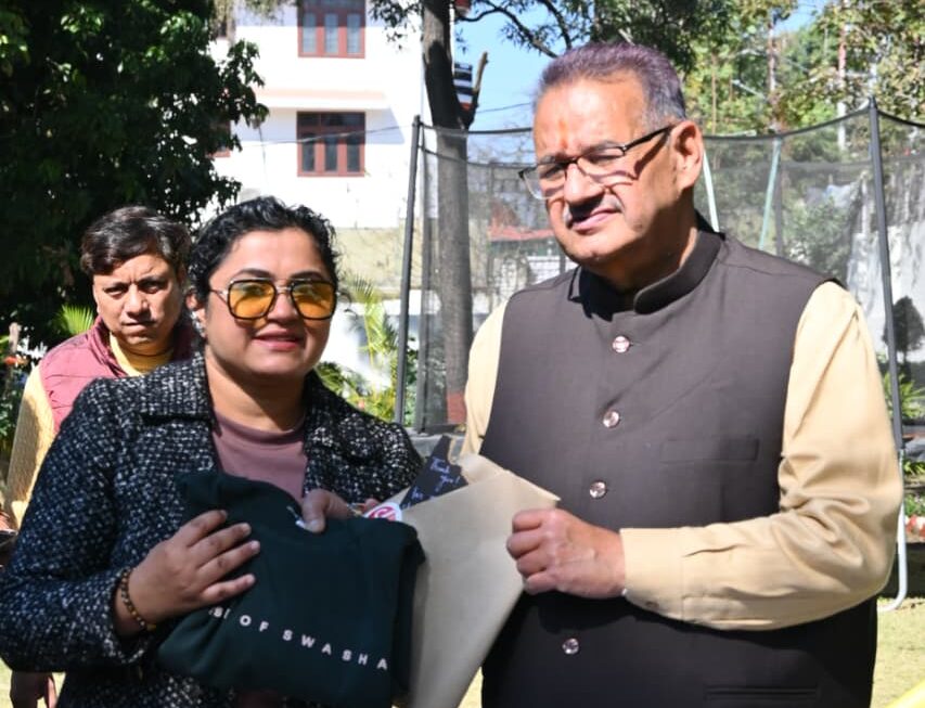 कृषि मंत्री गणेश जोशी से, हाउस ऑफ़ स्वाशा की सह-संस्थापक ने की भेंट, बांस से निर्मित परिधान किए भेंट।