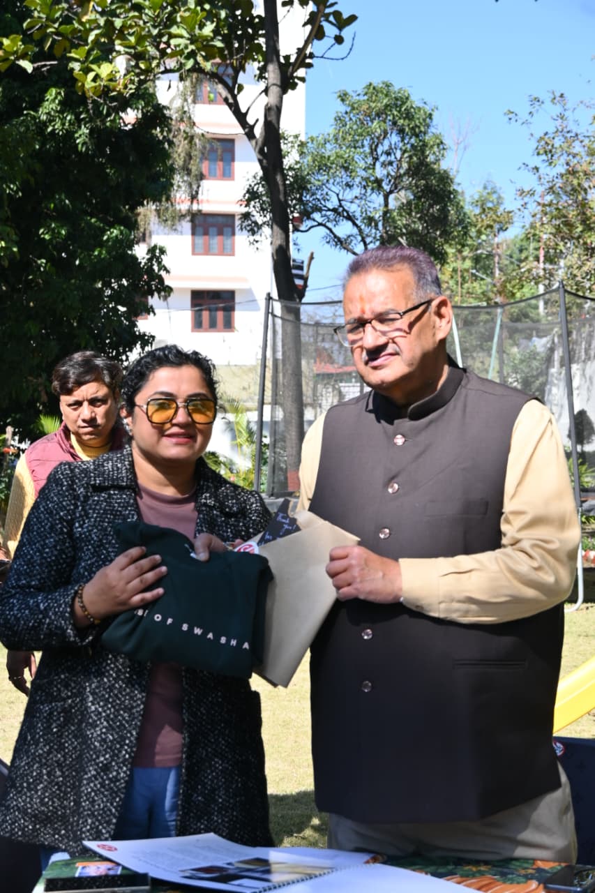 कृषि मंत्री गणेश जोशी से, हाउस ऑफ़ स्वाशा की सह-संस्थापक ने की भेंट, बांस से निर्मित परिधान किए भेंट।