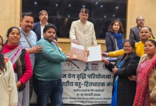 ग्राम्य विकास मंत्री गणेश जोशी ने, ग्रामोत्थान के मल्टी-स्टेक होल्डर प्लेटफ़ॉर्म कार्यक्रम में, सीएलएफ महिलाओं को किया सम्मानित। 