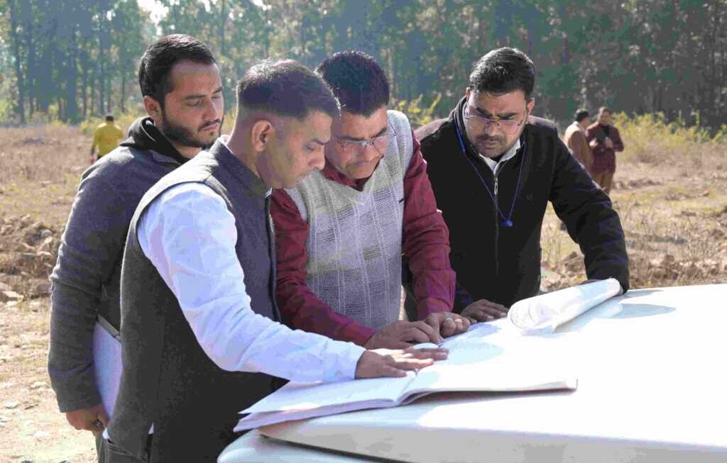 धौलास भूमि प्रकरण, अनियमित बिक्री पर जिला प्रशासन का बड़ा एक्शन, पैमाइश के साथ जांच शुरू।