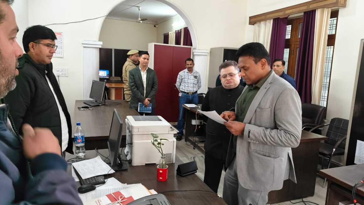 आवास सचिव ने किया नगर एवं ग्राम नियोजन विभाग का औचक निरीक्षण, बायोमेट्रिक उपस्थिति एवं अनुशासन पर सख्ती।