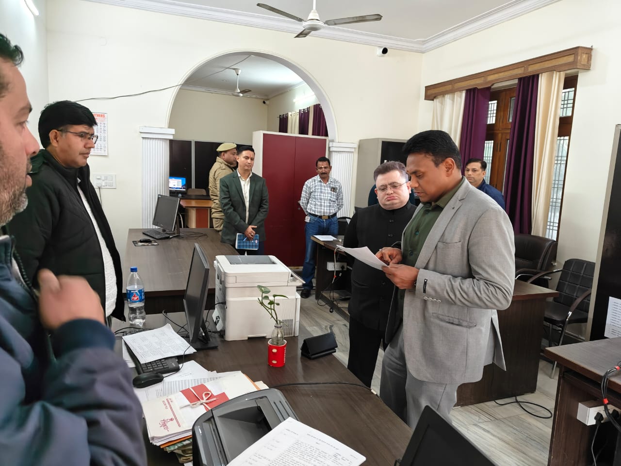 आवास सचिव ने किया नगर एवं ग्राम नियोजन विभाग का औचक निरीक्षण, बायोमेट्रिक उपस्थिति एवं अनुशासन पर सख्ती।