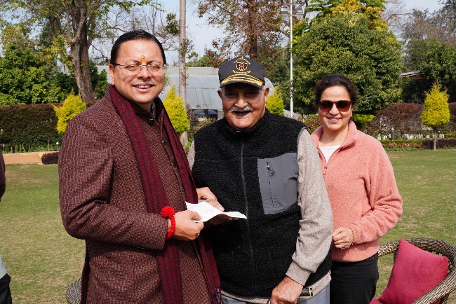 मानवता और संवेदना की मिसाल, सेवानिवृत्त ब्रिगेडियर ने मुख्यमंत्री राहत कोष में दिया 10 लाख का योगदान।