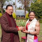 मुख्यमंत्री पुष्कर धामी ने, बॉडी बिल्डर प्रतिभा थपलियाल को किया सम्मानित।