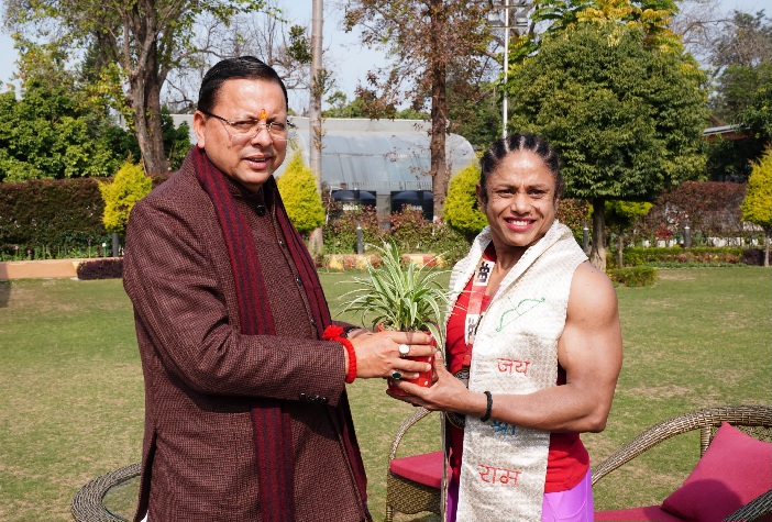 मुख्यमंत्री पुष्कर धामी ने, बॉडी बिल्डर प्रतिभा थपलियाल को किया सम्मानित।