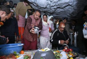 महाशिवरात्रि पर टपकेश्वर मंदिर पहुंचकर, भगवान शिव की विधि-विधान से की विशेष पूजा-अर्चना, कैबिनेट मंत्री गणेश जोशी।