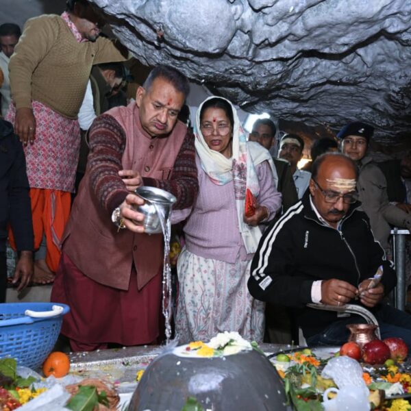 महाशिवरात्रि पर टपकेश्वर मंदिर पहुंचकर, भगवान शिव की विधि-विधान से की विशेष पूजा-अर्चना, कैबिनेट मंत्री गणेश जोशी।