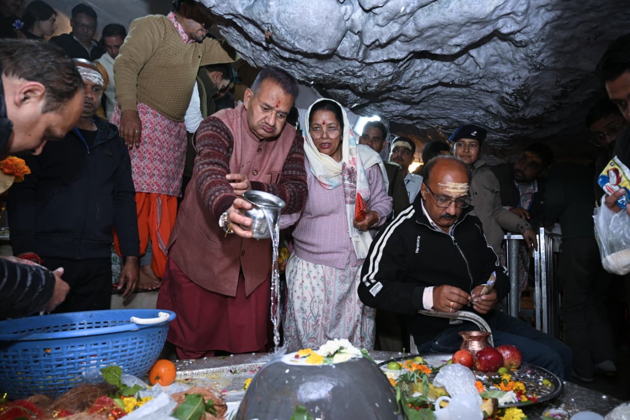 महाशिवरात्रि पर टपकेश्वर मंदिर पहुंचकर, भगवान शिव की विधि-विधान से की विशेष पूजा-अर्चना, कैबिनेट मंत्री गणेश जोशी।