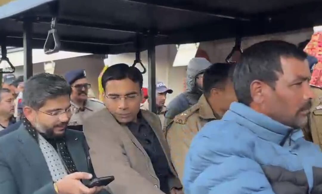 माल रोड मसूरी पर अब दिखेंगी 54 गोल्फ कार्ट, हर 2 रिक्शे वालों के हवाले 1 गोल्फ कार्ट, गोल्फकार्ट से लेस पहला पर्यटन स्थल होगा मसूरी, डीएम।