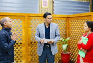 15 वर्षों से अतिक्रमित भूमि पर, कब्जा दिलाए जाने पर दंपति ने डीएम सविन बंसल ने जताया आभार।