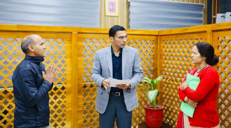 15 वर्षों से अतिक्रमित भूमि पर, कब्जा दिलाए जाने पर दंपति ने डीएम सविन बंसल ने जताया आभार।