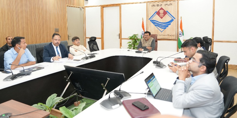 आगामी कुंभ मेला के दृष्टिगत ऋषिकेश में, त्रिवेणी घाट चंद्रभागा ब्रिज व आस्था पथ परियोजनाओं की EFC समीक्षा।