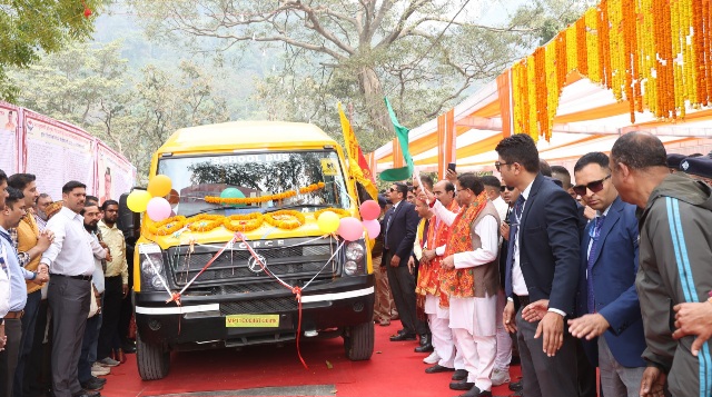 मुख्यमंत्री ने सीएसआर मद से प्राप्त, दो वाहनों को हरी झंडी दिखाकर किया रवाना।