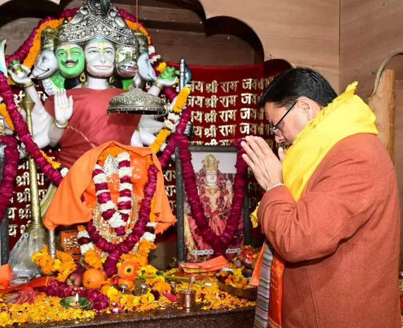 मुख्यमंत्री धामी ने पंचमुखी बजरंग बली के सामने झुकाया सिर, किया बजरंग बली का उद्घोष।