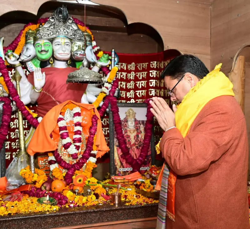 मुख्यमंत्री धामी ने पंचमुखी बजरंग बली के सामने झुकाया सिर, किया बजरंग बली का उद्घोष।