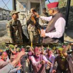 सेना के जवानों को मिठाई खिलाकर मनायी होली, सैनिक कल्याण मंत्री गणेश जोशी।