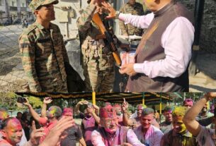 सेना के जवानों को मिठाई खिलाकर मनायी होली, सैनिक कल्याण मंत्री गणेश जोशी।