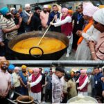 श्रीमहंत देवेन्द्र दास जी महाराज ने, संगत के साथ दी लंगर सेवा।