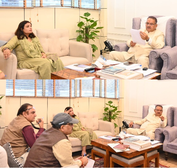 ग्राम्य विकास विभाग के अधिकारियों के साथ की विभागीय समीक्षा, ग्राम्य विकास मंत्री गणेश जोशी।