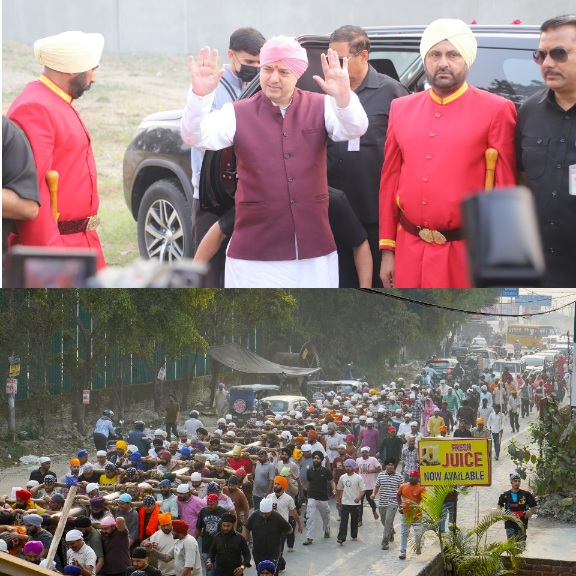 94 फीट ऊंचे नए ध्वजदण्ड को कंधों पर उठाकर, श्री दरबार साहिब पहुंची संगतें।