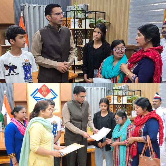 8 वर्षों से लापता पति, 2 दिव्यांग बेटियों सहित 5 बच्चों की जिम्मेदारी तले दबी मीना ठाकुर की पीड़ा हरने आया जिला प्रशासन, सीएसआर फंड से 1 लाख हस्तांतरण। 