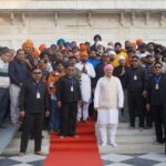 श्री झण्डे जी मेले की भव्यता बढ़ाने, पंजाब से पहुंची पैदल संगत पुष्प वर्षा से हुआ स्वागत।