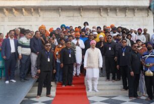 श्री झण्डे जी मेले की भव्यता बढ़ाने, पंजाब से पहुंची पैदल संगत पुष्प वर्षा से हुआ स्वागत।