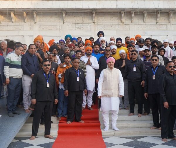 श्री झण्डे जी मेले की भव्यता बढ़ाने, पंजाब से पहुंची पैदल संगत पुष्प वर्षा से हुआ स्वागत।