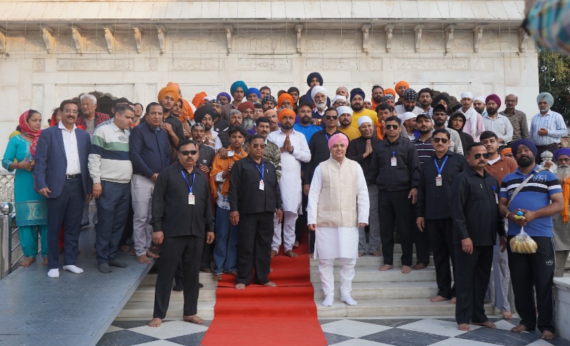 श्री झण्डे जी मेले की भव्यता बढ़ाने, पंजाब से पहुंची पैदल संगत पुष्प वर्षा से हुआ स्वागत।