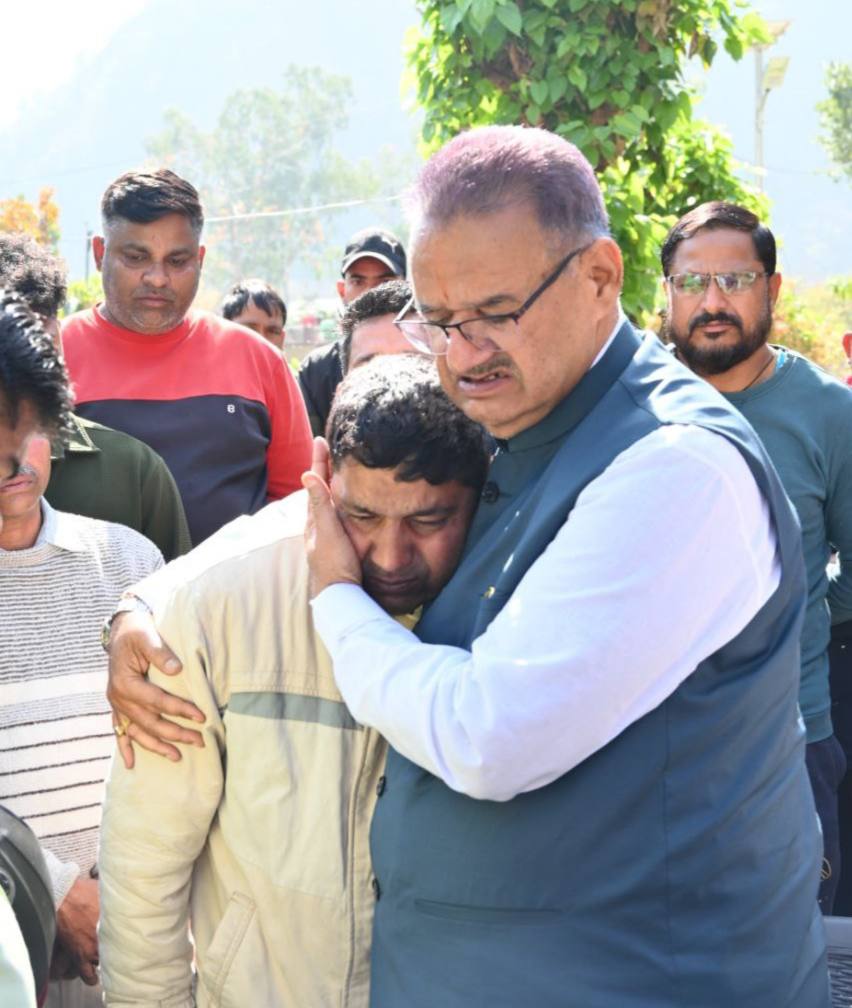 मालदेवता दुर्घटना में मृत युवक के परिजनों से मिले, कैबिनेट मंत्री गणेश जोशी, हर संभव सहायता का दिया भरोसा।