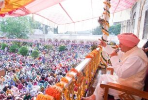 श्री दरबार साहिब एवम् श्री झण्डा साहिब में, चला दर्शनों व मनौतियों का क्रम।