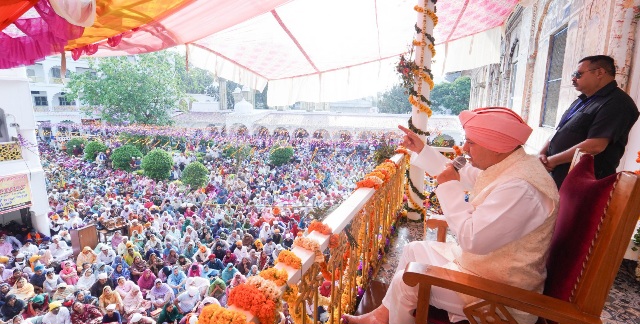 श्री दरबार साहिब एवम् श्री झण्डा साहिब में, चला दर्शनों व मनौतियों का क्रम।