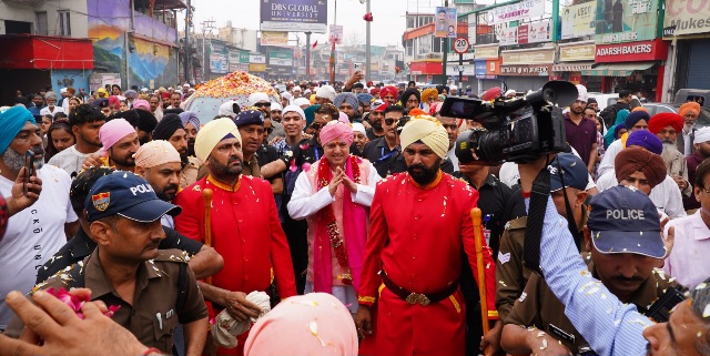 पुष्प वर्षा के साथ नगर परिक्रमा में गूंजे, श्री गुरु राम राय जी महाराज के जयकारे।